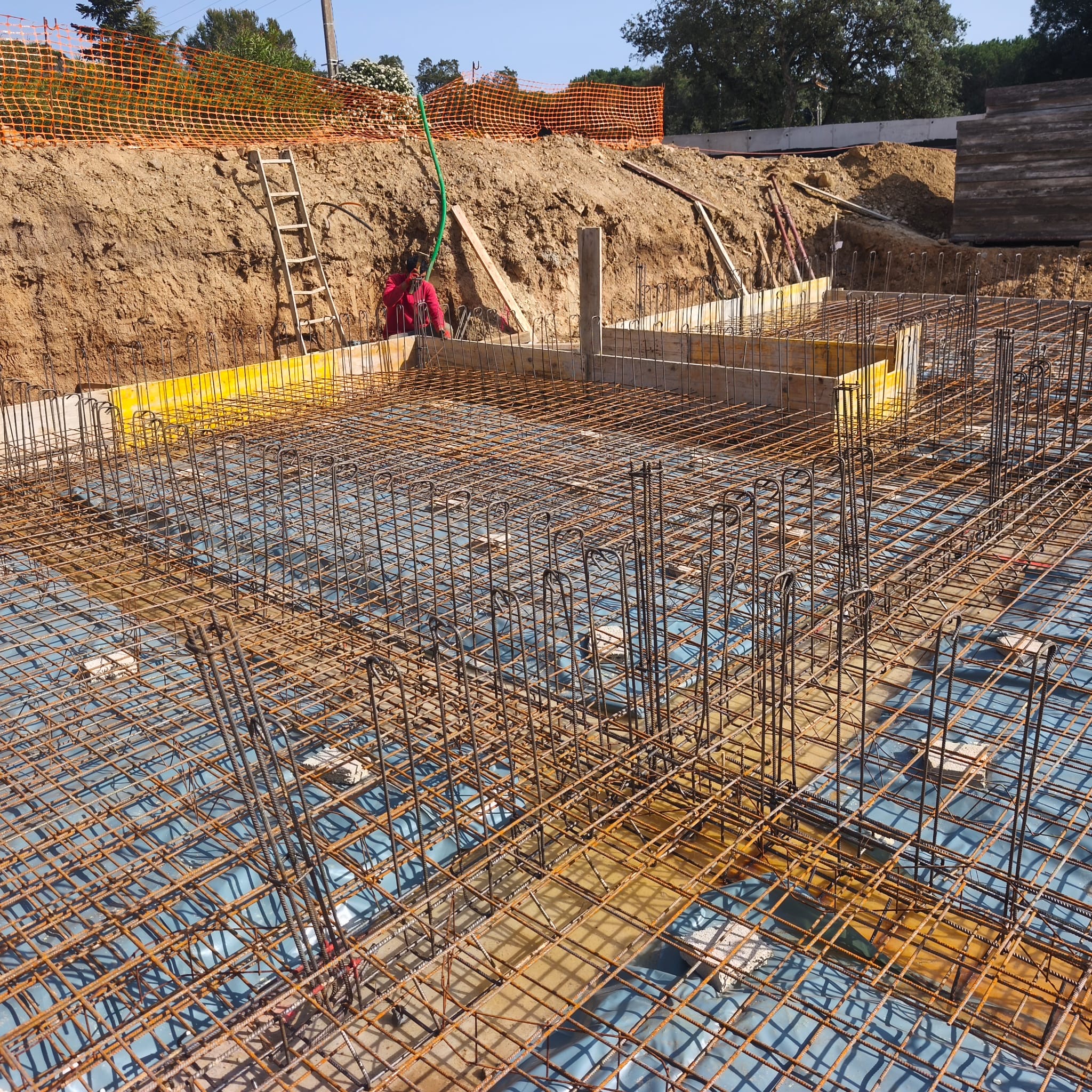 Fondations et ferraillage sur chantier, béton armé Côte d'Azur