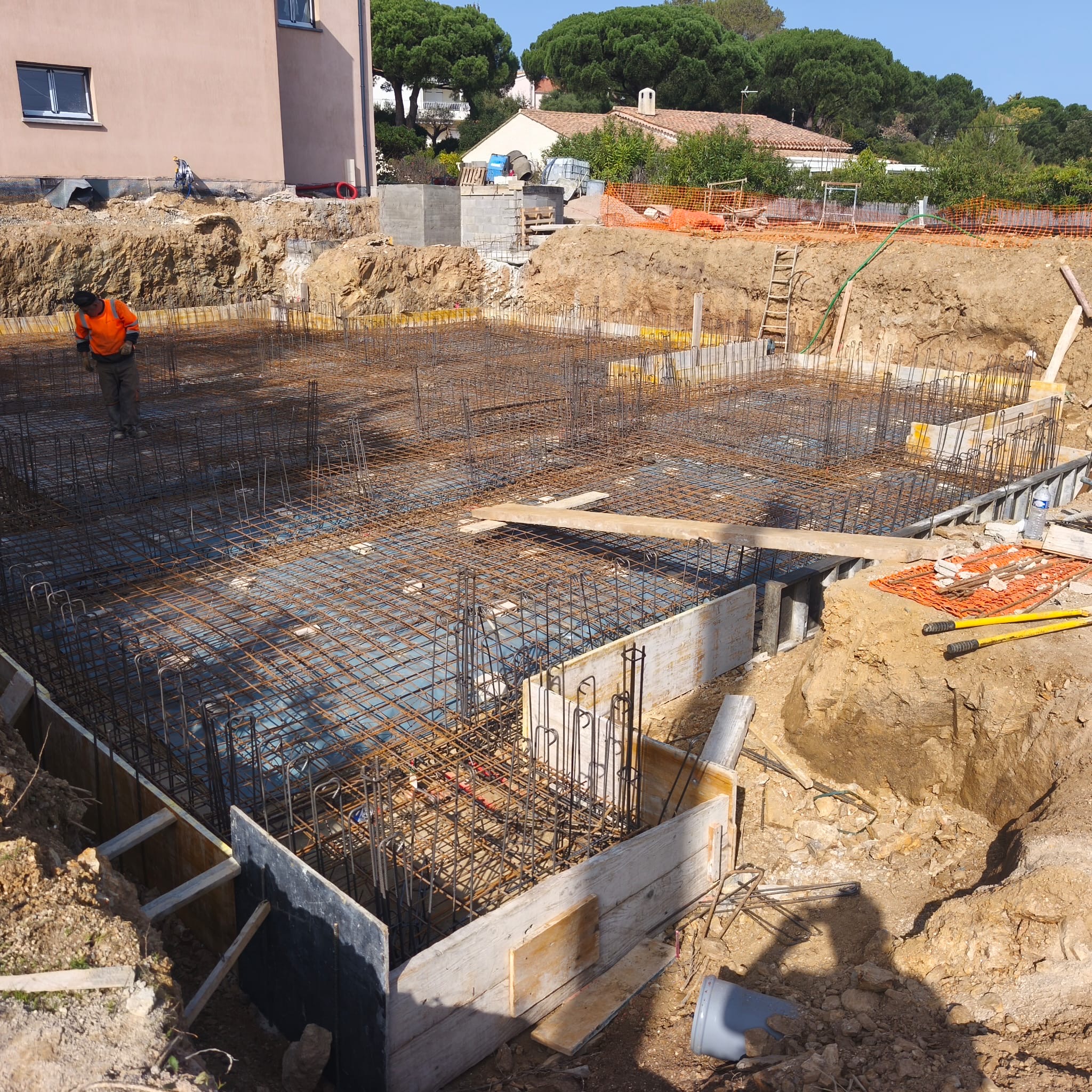Chantier béton armé en cours, coffrage et coulage, PACA