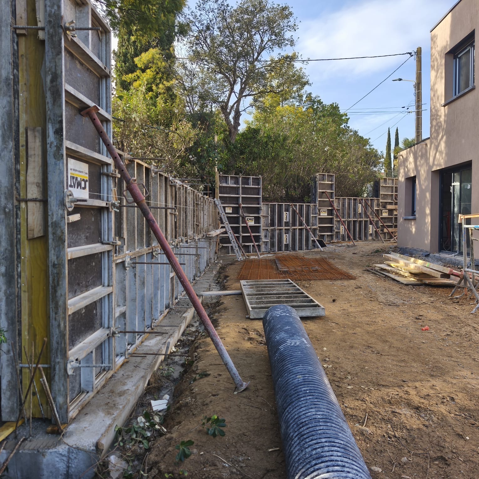 Chantier de construction en cours, structure béton, Côte d'Azur