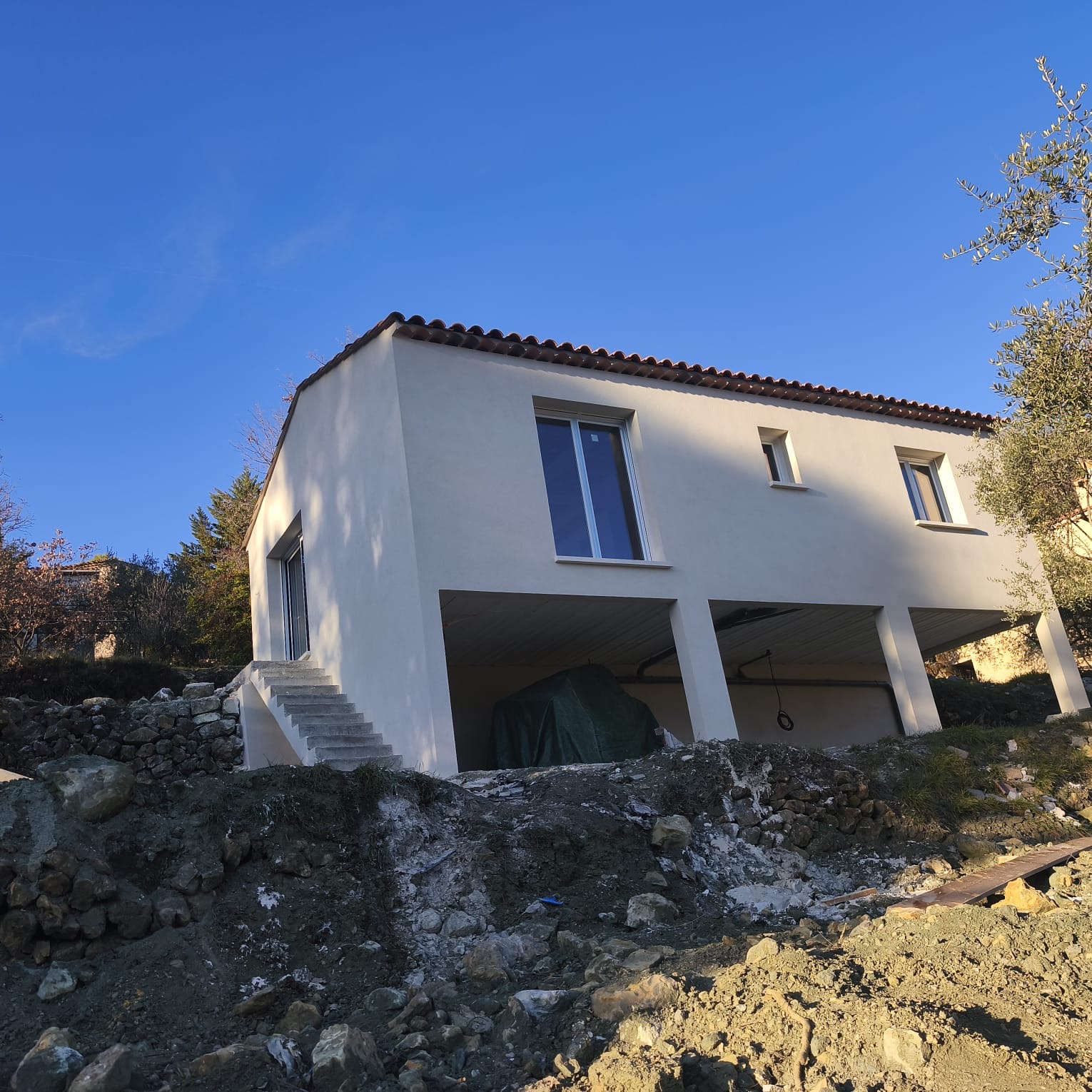 Villa contemporaine en cours de finition sur terrain en pente, Côte d'Azur