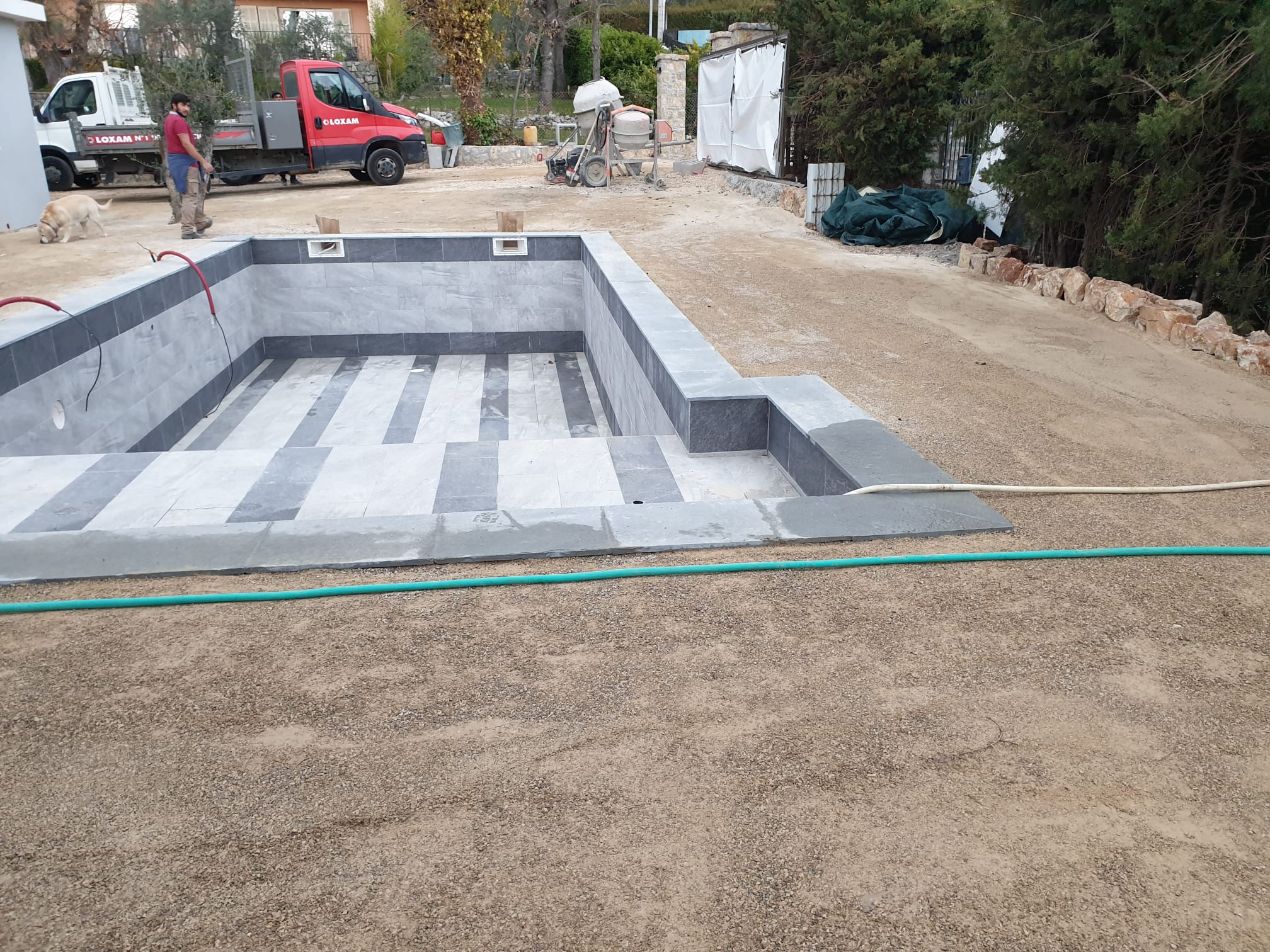 Piscine en cours de carrelage, plage et margelles, Alpes-Maritimes