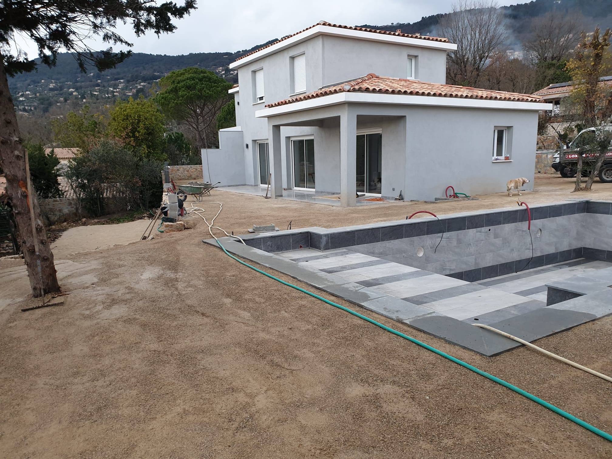 Villa et piscine carrelée en cours de finition, vue sur collines, Côte d'Azur