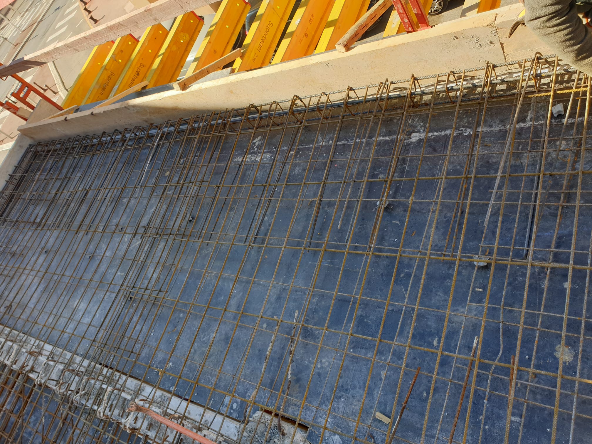 Ferraillage de dalle vue de dessus avec coffrages, avant coulage béton armé, PACA