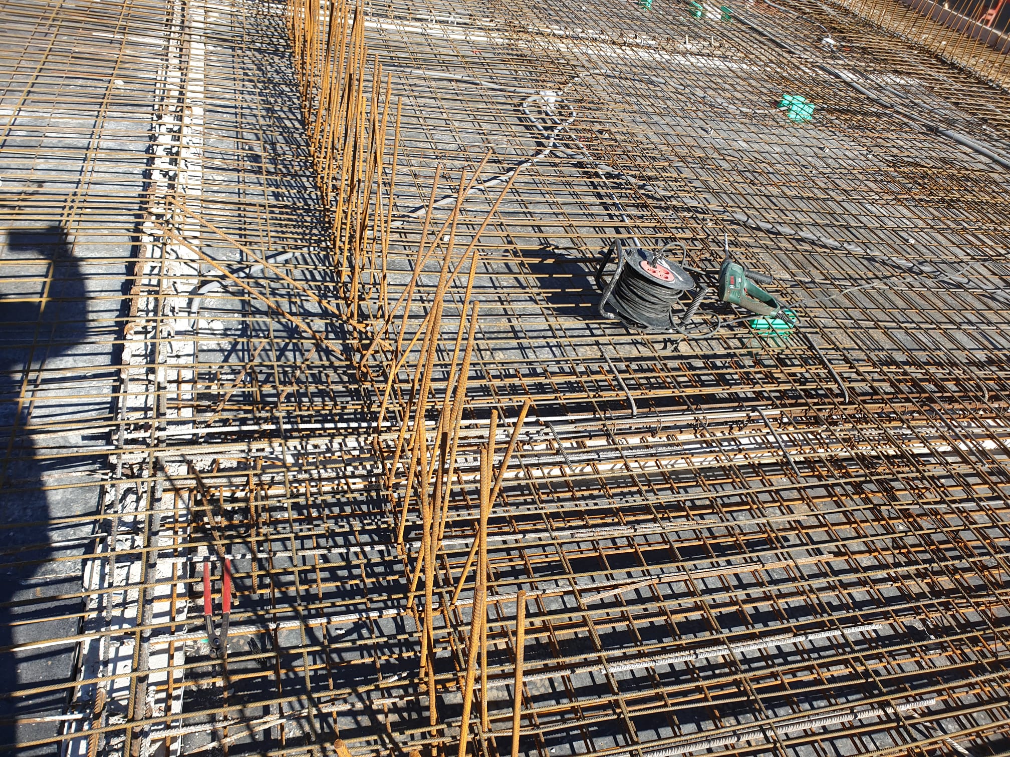 Dalle béton armé en ferraillage, avant coulage, chantier PACA
