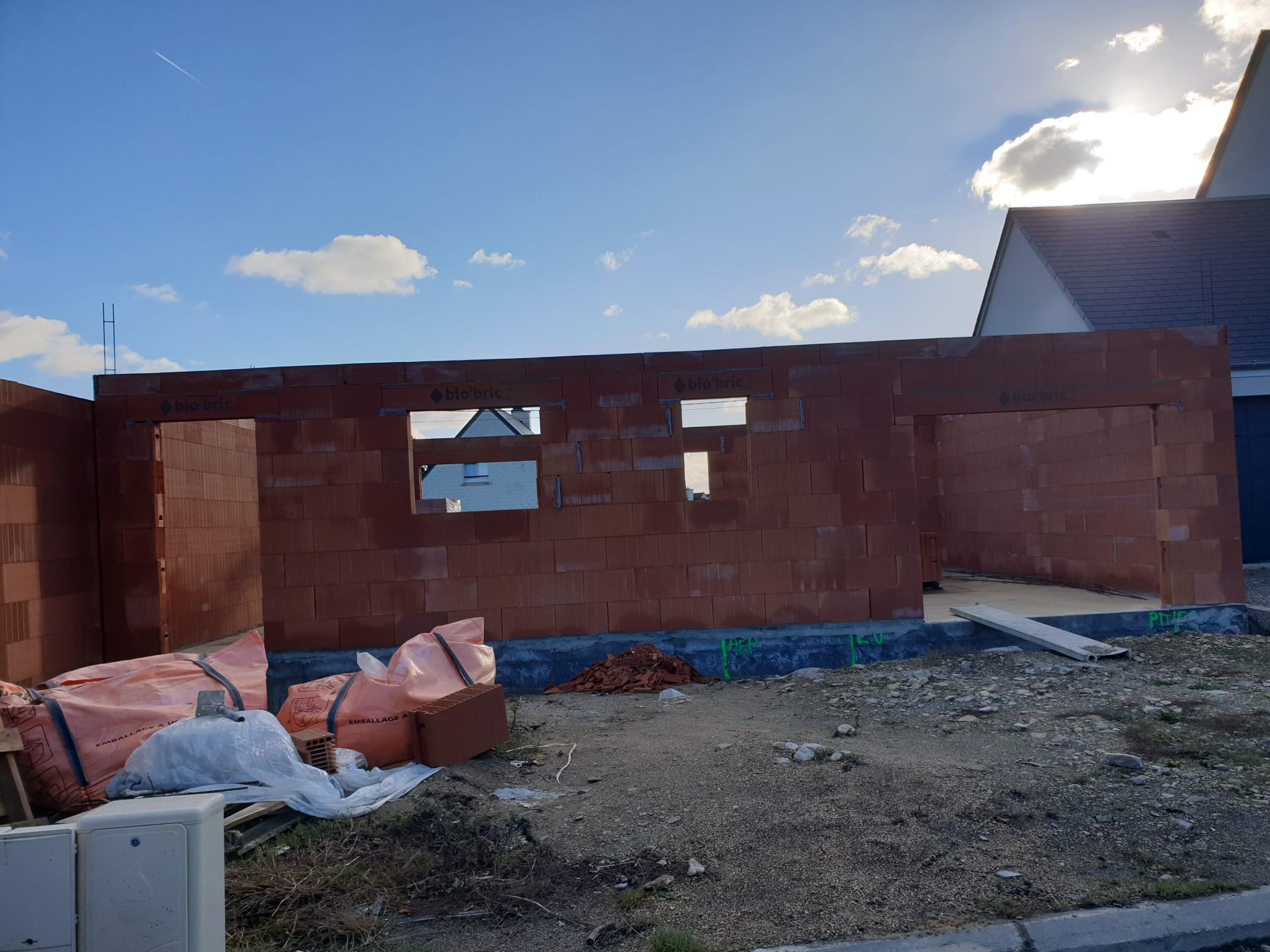 Élévation briques monomur, contre-jour soleil, chantier PACA
