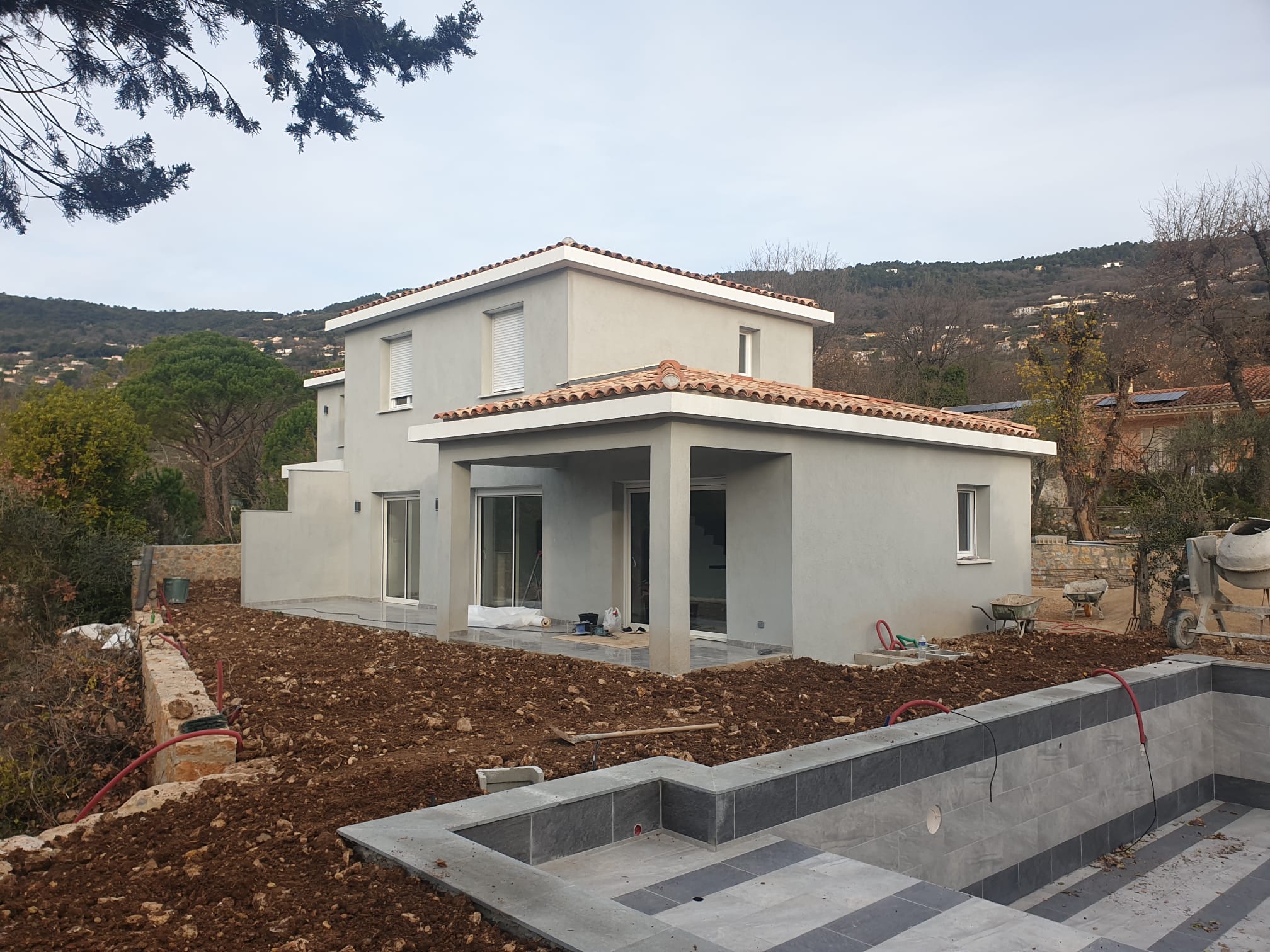 Vue d'ensemble chantier villa et piscine, terrassement et gros œuvre, Alpes-Maritimes