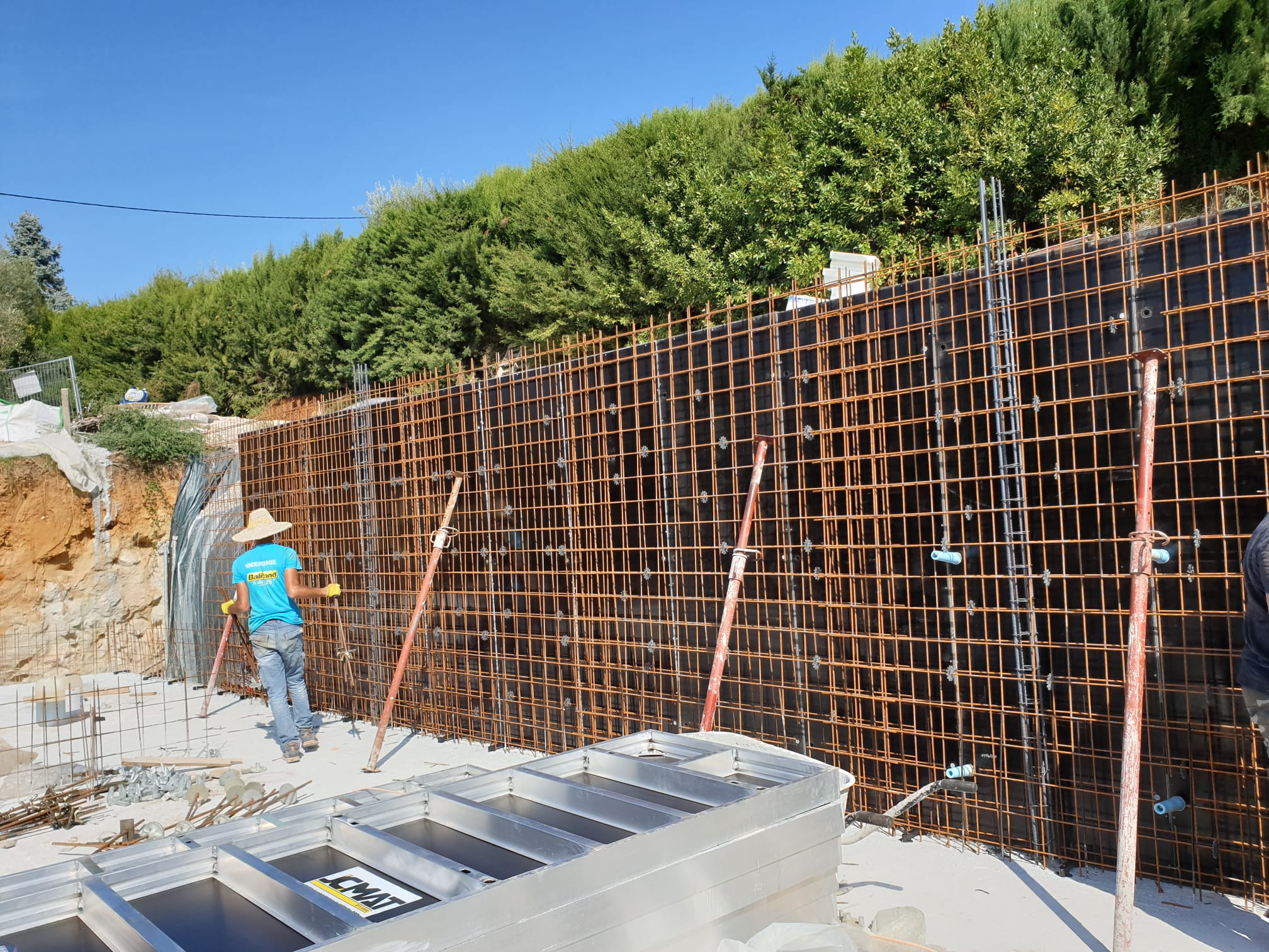 Mur de soutènement en ferraillage, ouvriers en chantier, Alpes-Maritimes