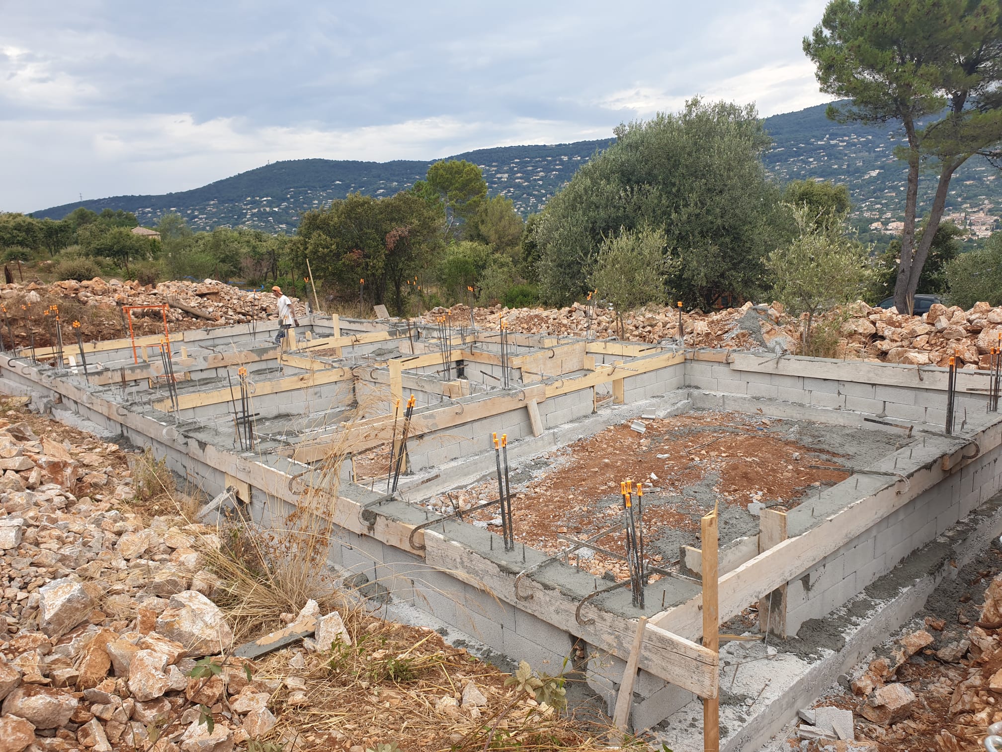 Semelles et fondations béton vue large, chantier terrain complexe, PACA
