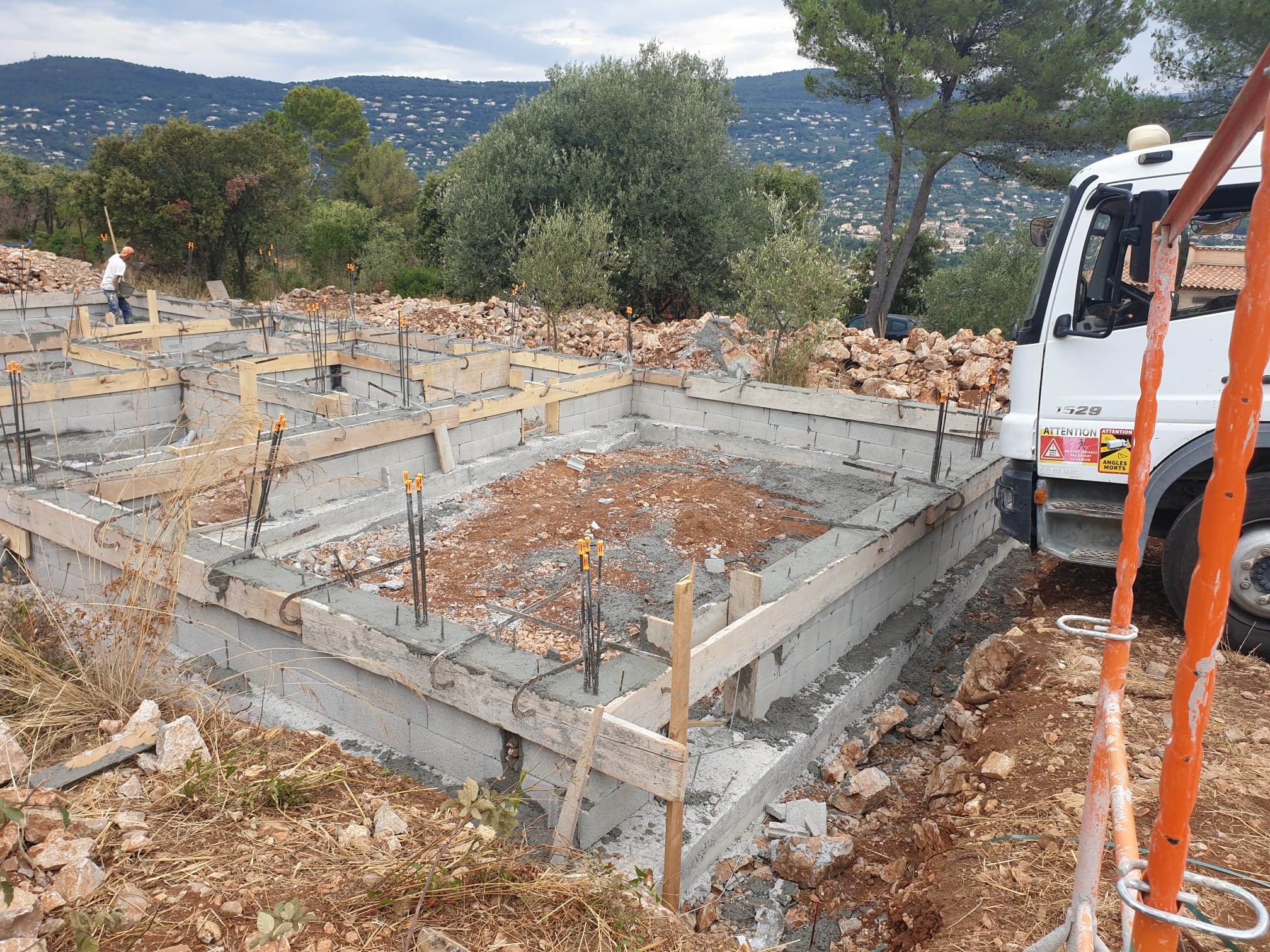 Fondations avec aciers en attente, vue sur collines, Côte d'Azur