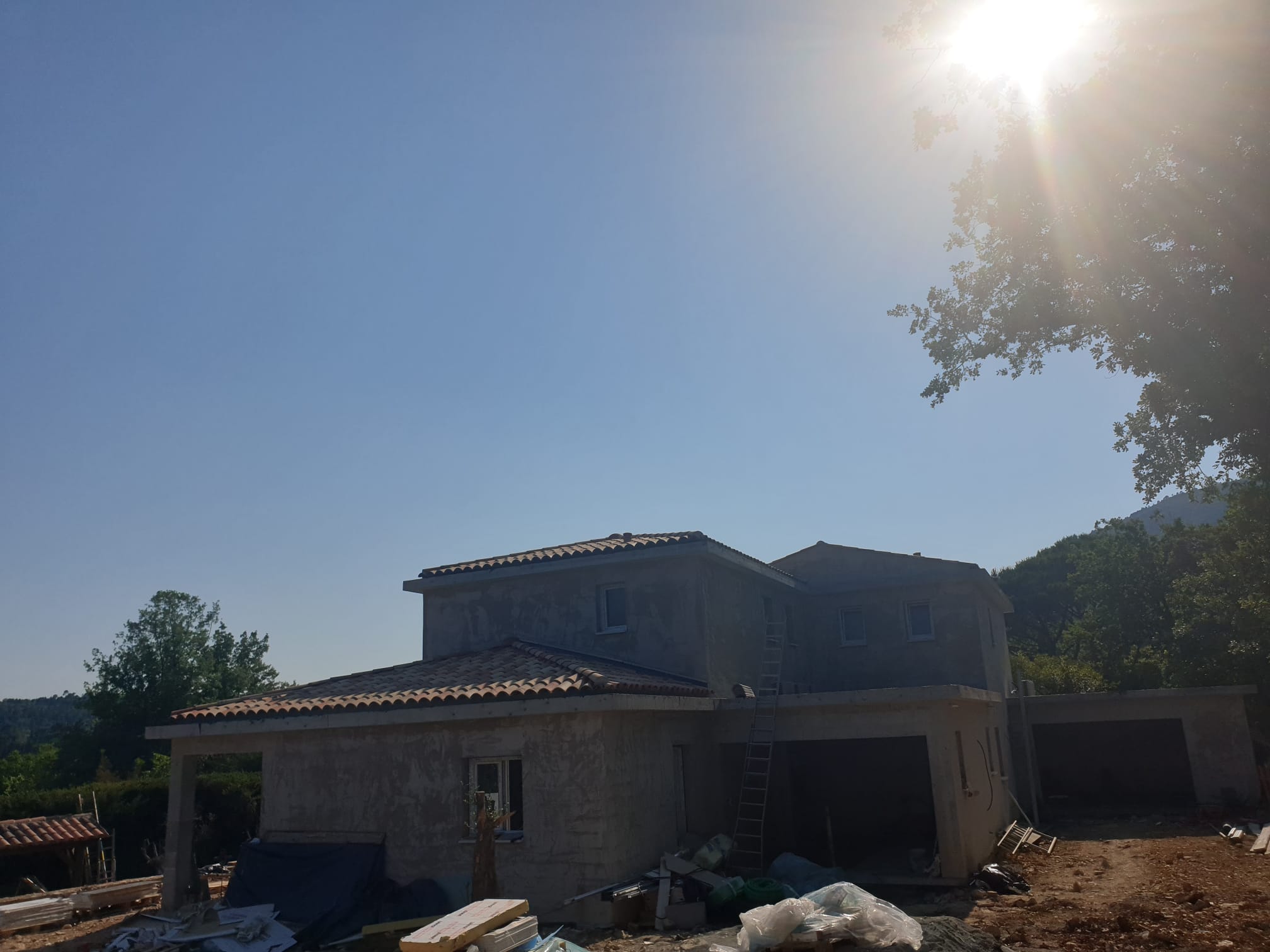 Villa construction neuve, élévation et toiture en cours, ciel bleu, Côte d'Azur