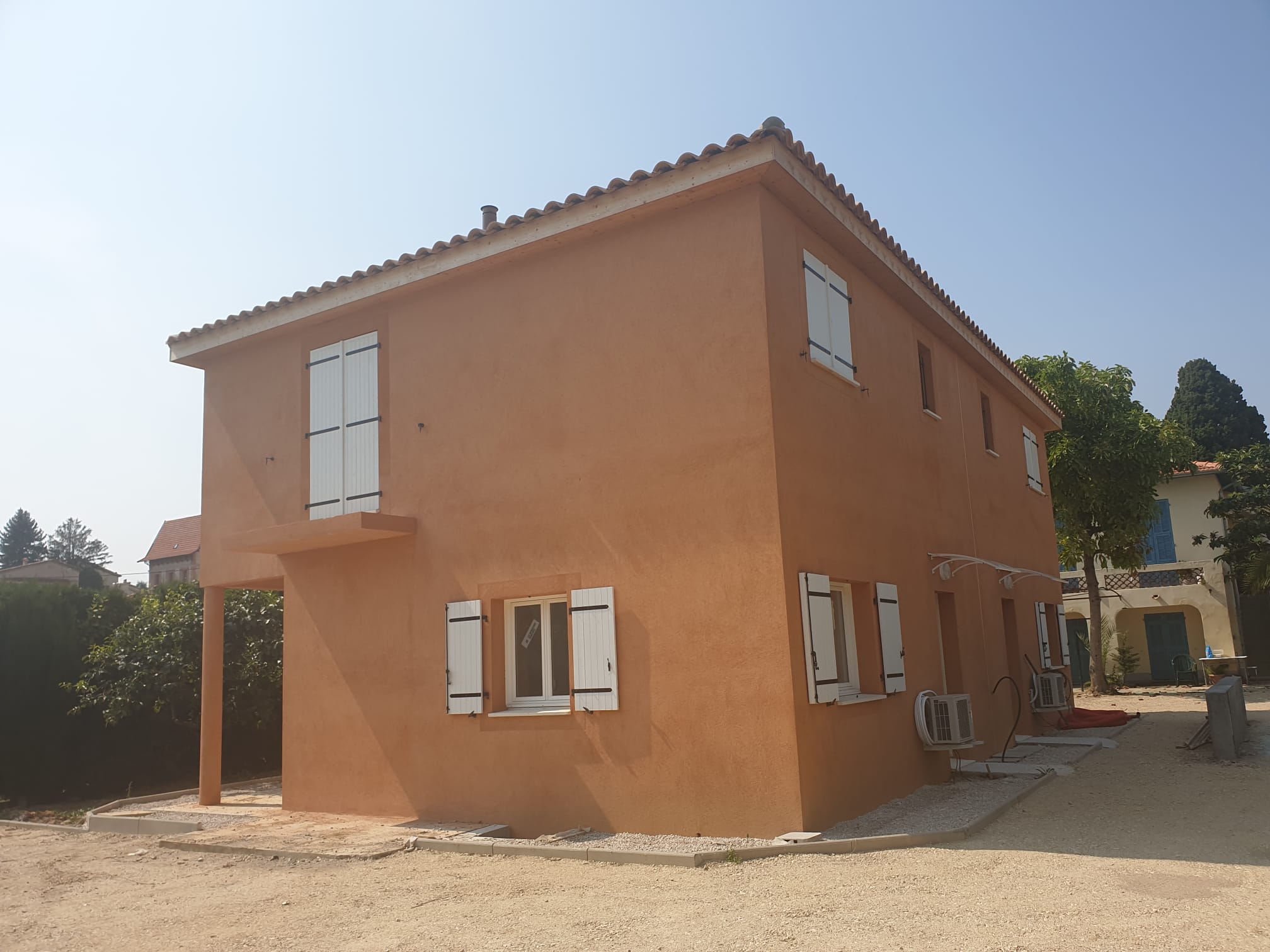 Villa provençale terminée, enduit taloché, volets bois, Côte d'Azur