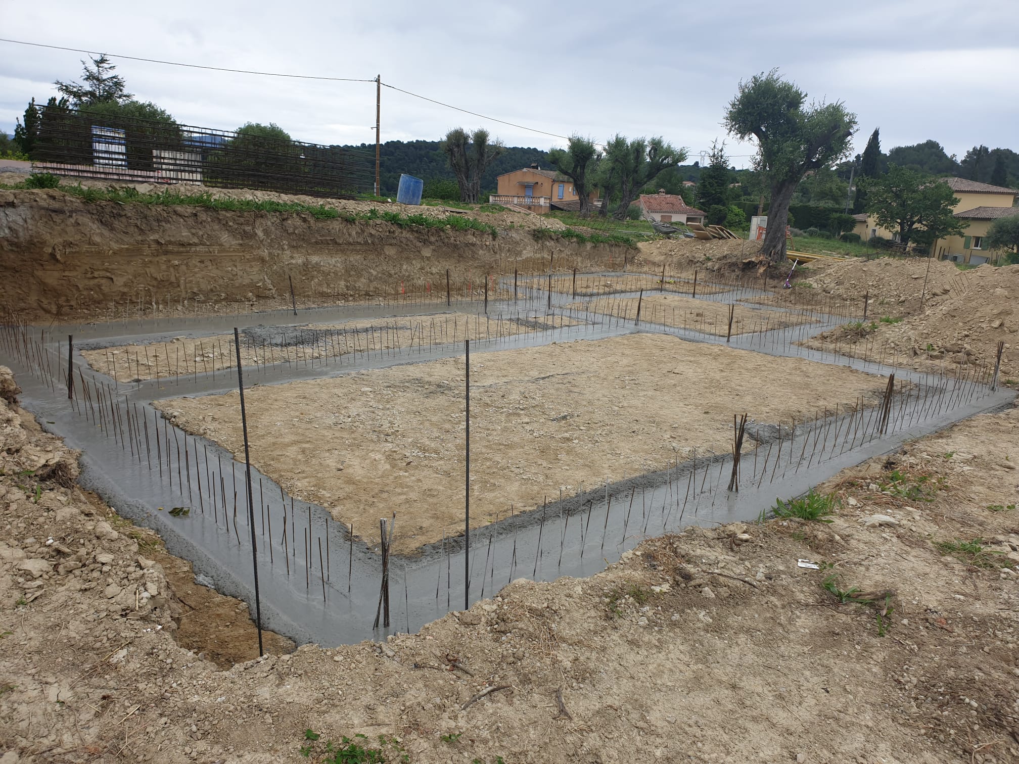 Dalle de fondation avec aciers en attente, chantier Côte d'Azur