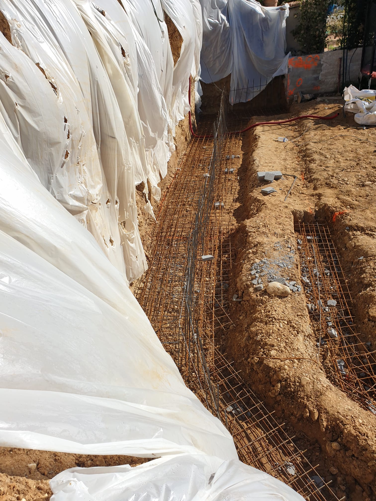Ferraillage de fondations en tranchée, géotextile et semelles filantes, Alpes-Maritimes