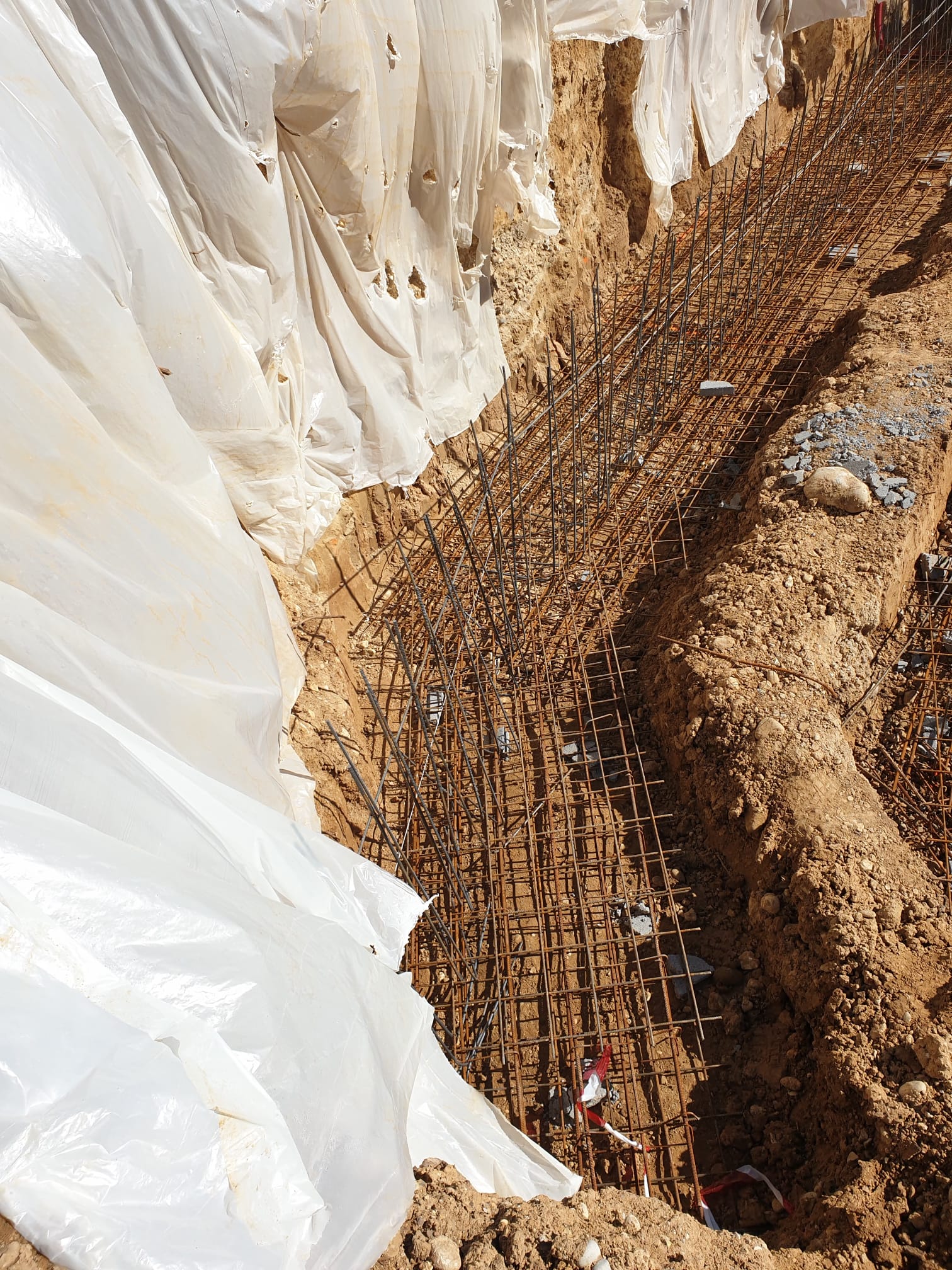 Semelles filantes ferraillées en tranchée avec géotextile, fondations béton armé, Côte d'Azur