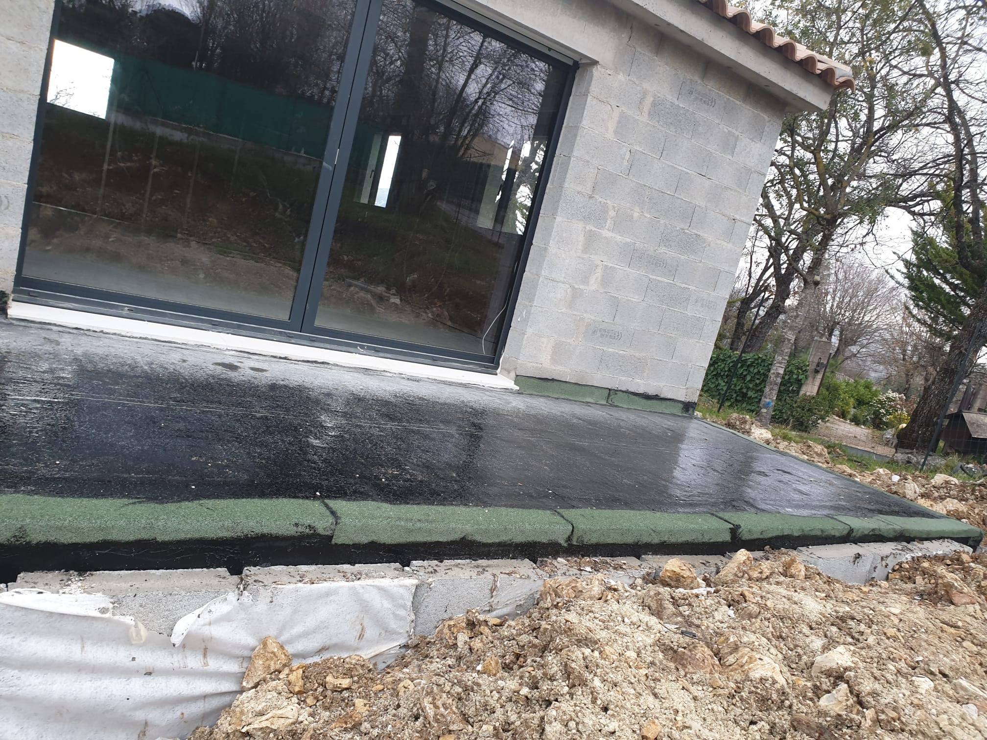 Villa parpaings avec imperméabilisation dalle et baies vitrées posées, Côte d'Azur