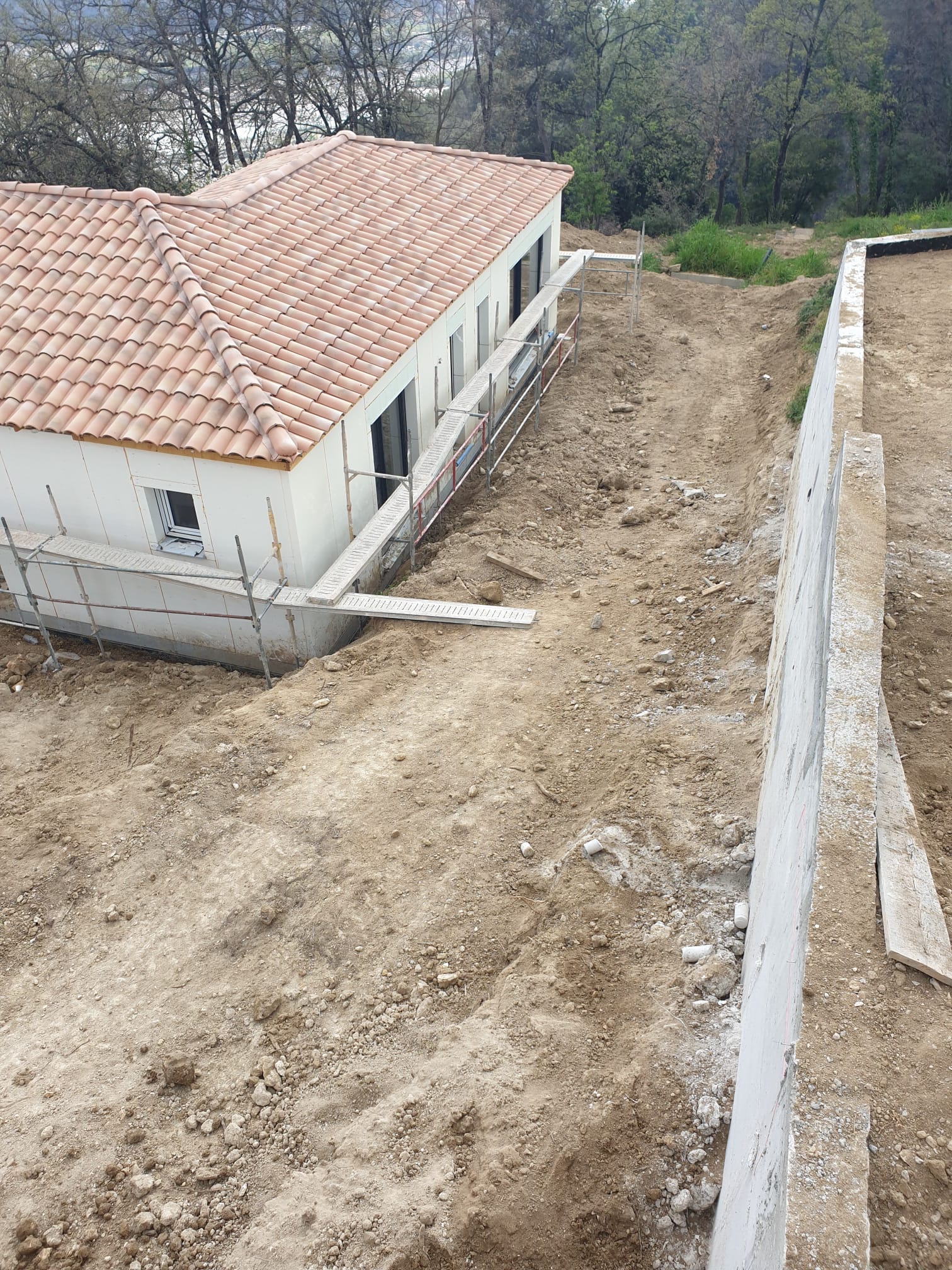 Chantier construction neuve avec vue sur la montagne, Côte d'Azur