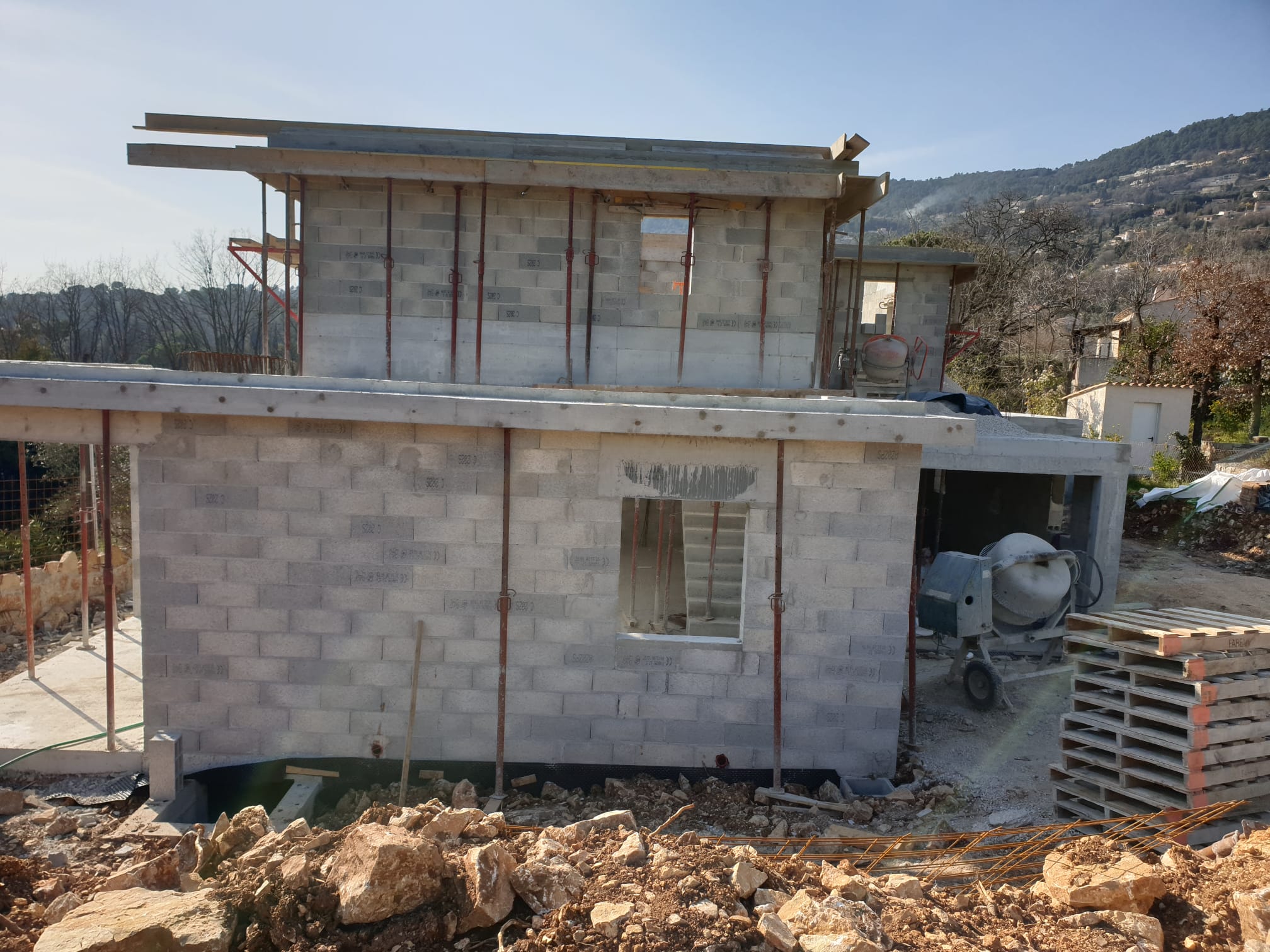 Maison en cours de construction, murs parpaings et structure, Alpes-Maritimes