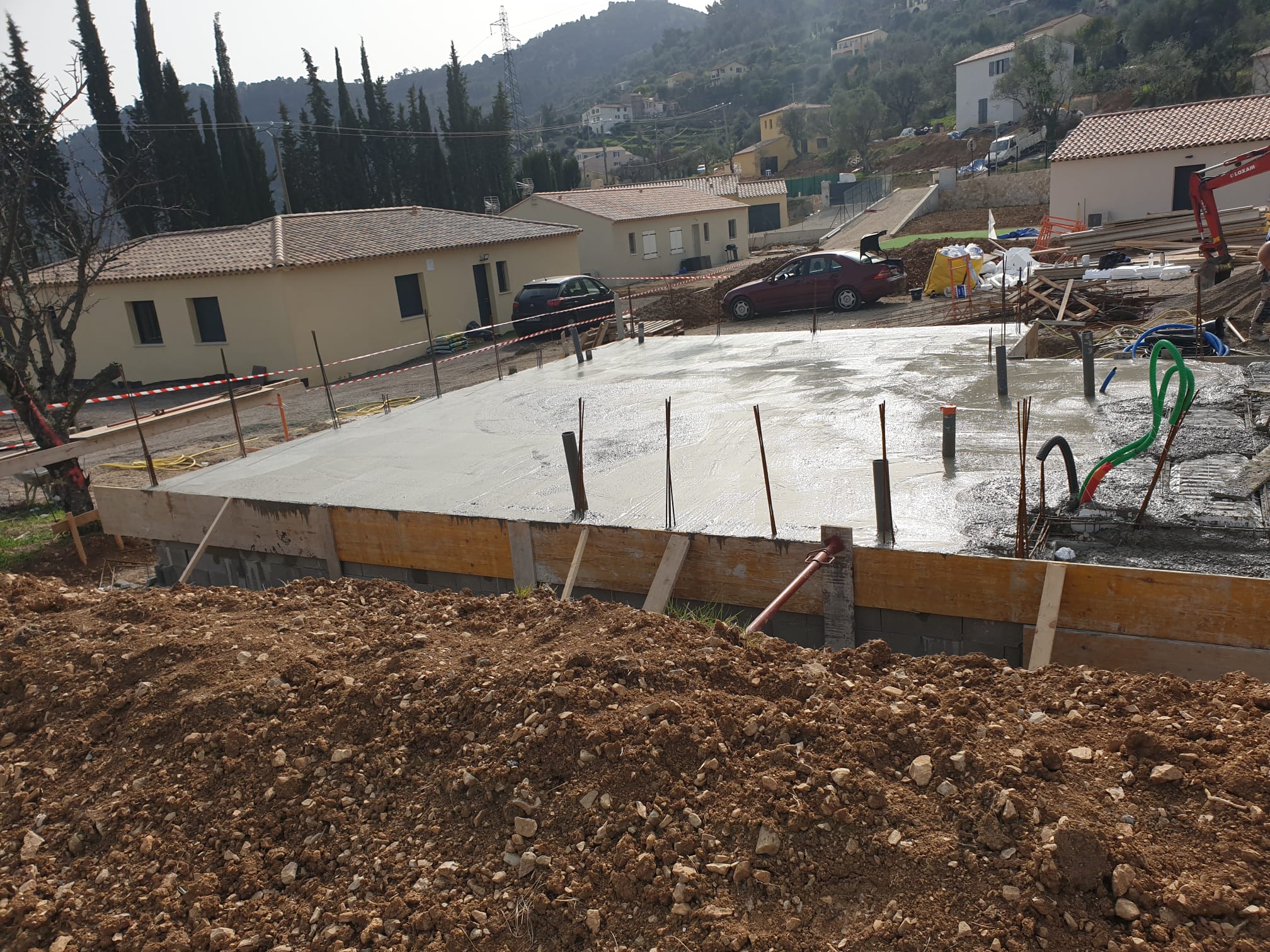 Dalle béton armé fraîchement coulée vue de dessus, Côte d'Azur