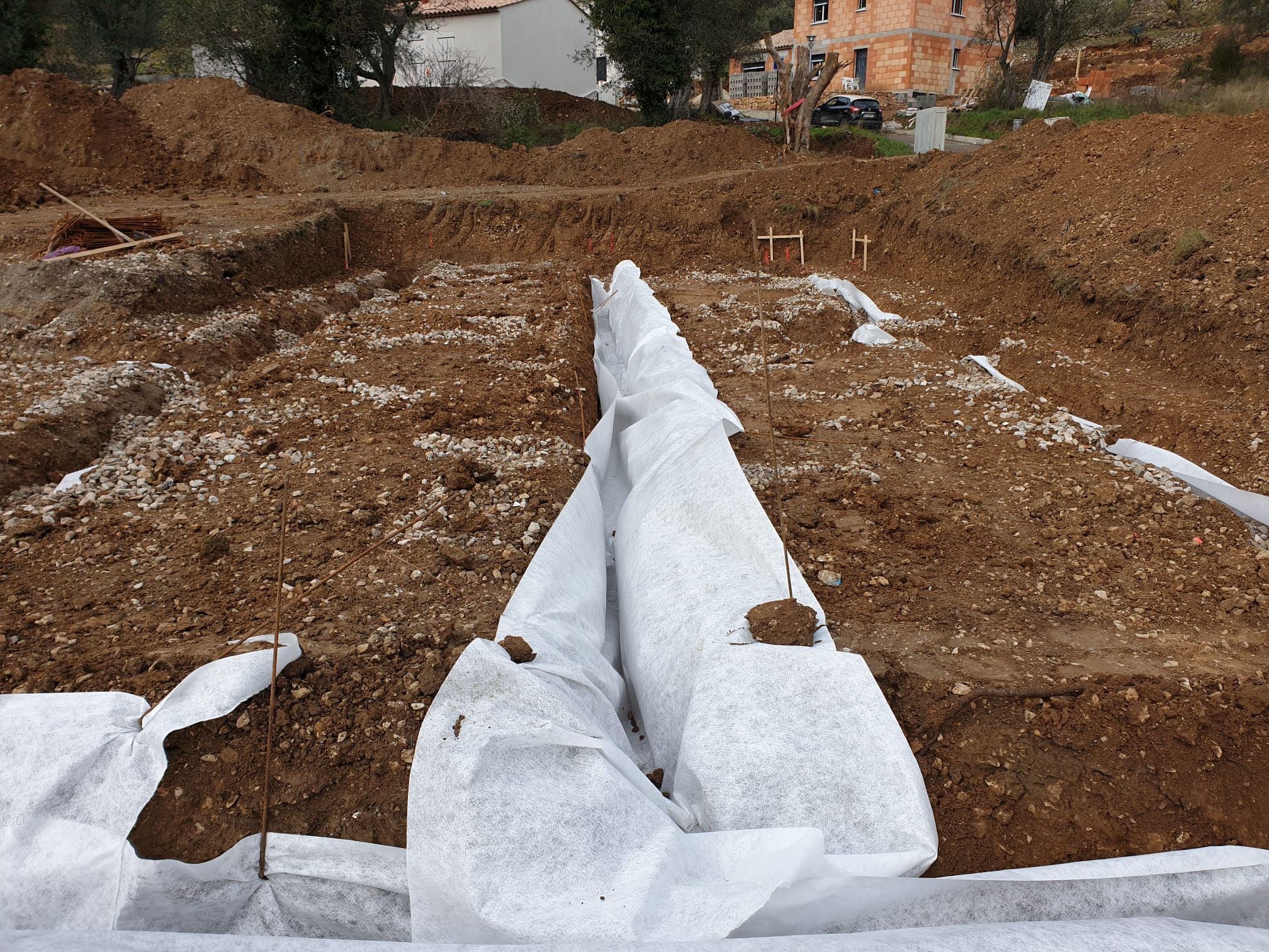 Tranchée d'assainissement avec drain et géotextile, terrassement VRD, Alpes-Maritimes