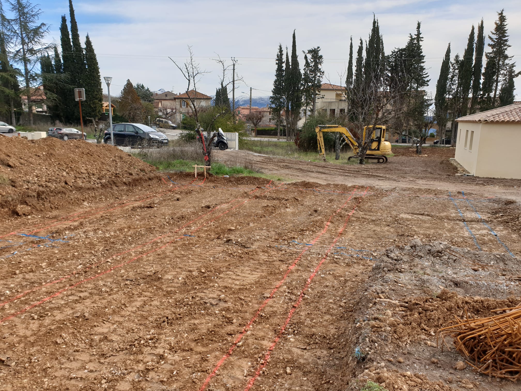 Terrassement de terrain, engin excavateur et piquetage VRD, Côte d'Azur