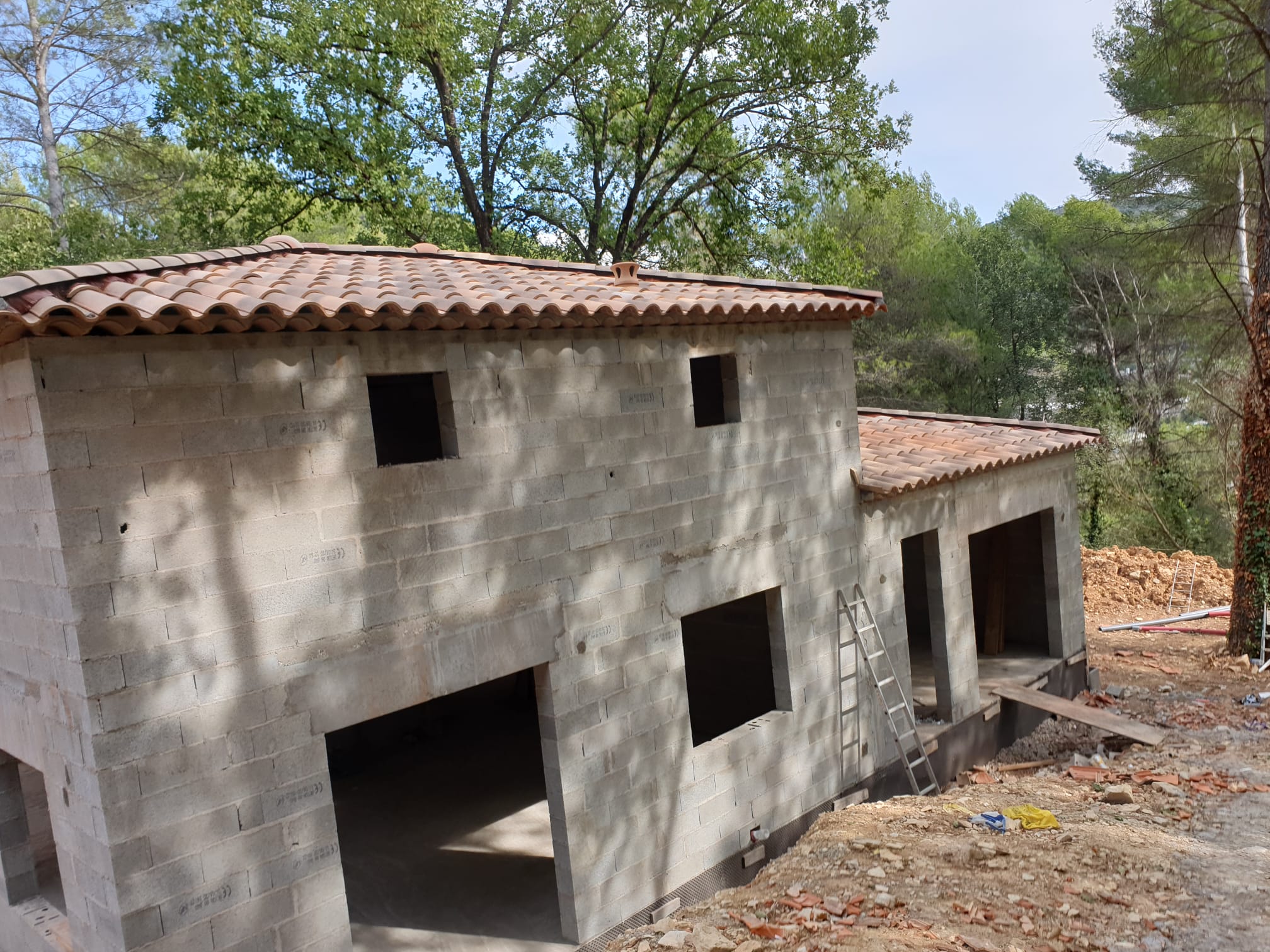 Villa en cours de finition, toiture tuiles et structure maçonnerie, PACA