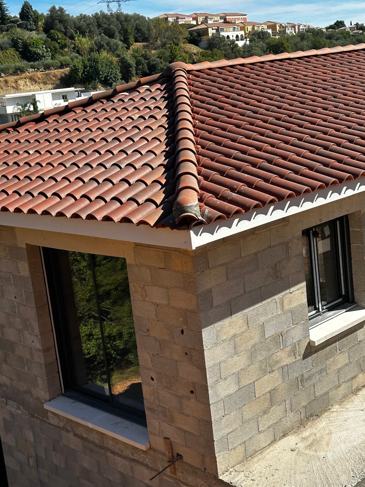 Détail de toiture et façade en pierre naturelle, Beausoleil
