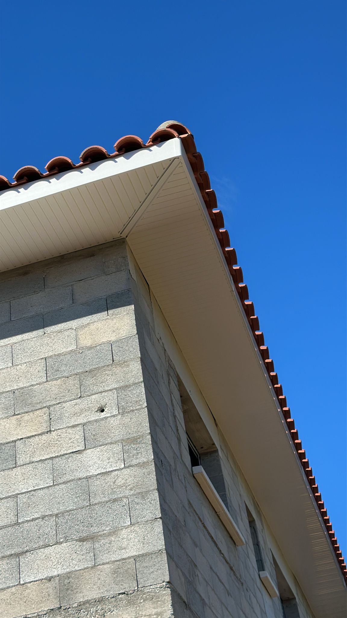 Détail avancée de toiture, tuiles et rives, Alpes-Maritimes