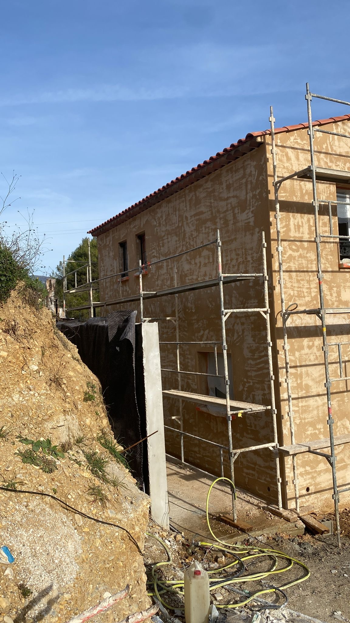 Façade en cours de traitement et enduit, rénovation PACA