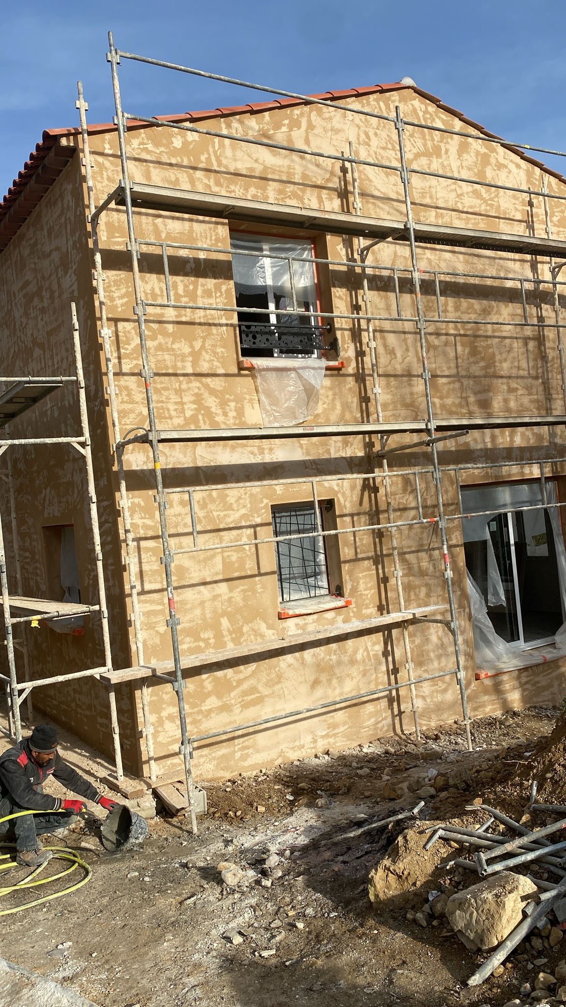 Façade échafaudée en cours de rénovation, Côte d'Azur
